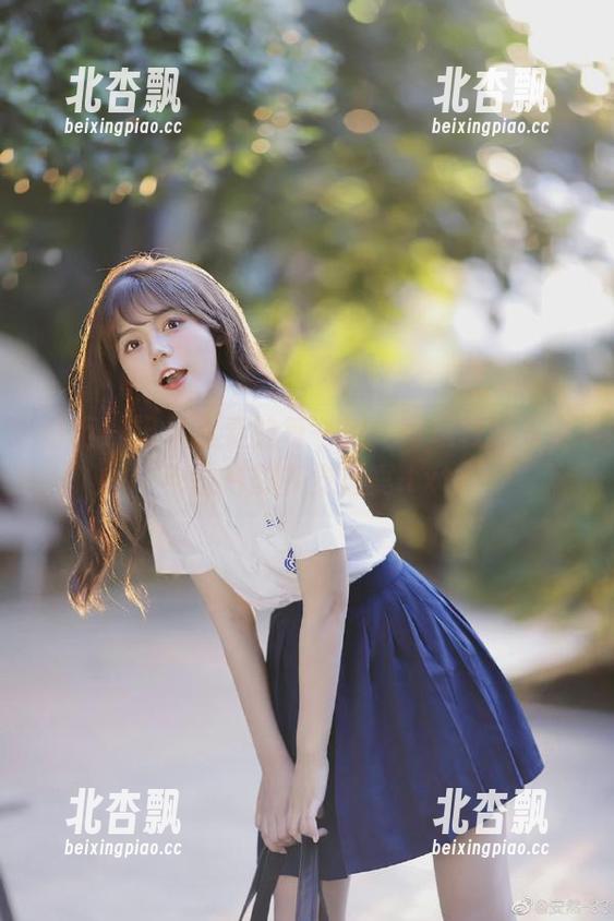 丽柜 - 记录青春的每一刻：司琪校服写真与图片的视觉盛宴.txt