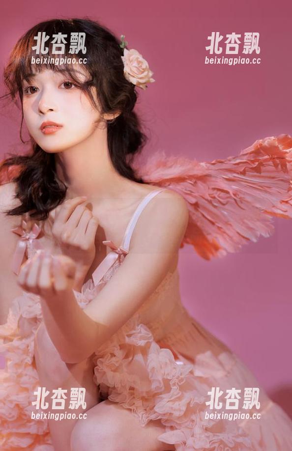 丽柜 - 图图携手林中精灵，呈现一系列令人惊叹的自然主题写真作品图片.txt