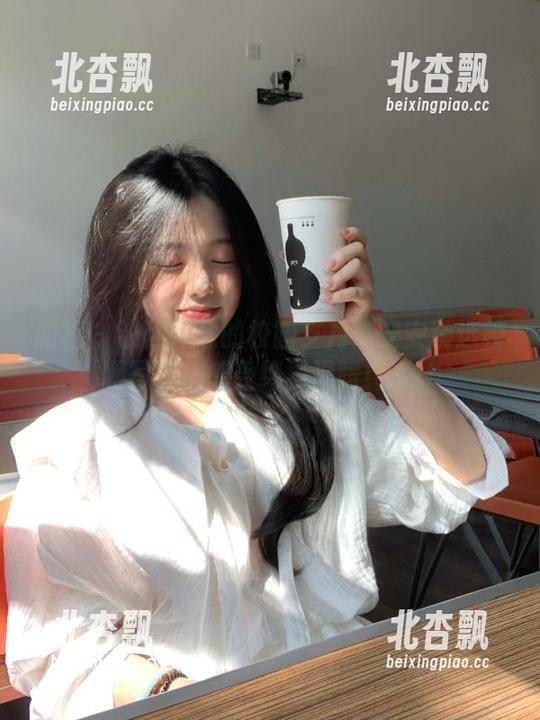 丽柜 - 让你怀念的校园岁月：安安精选校服写真，感受纯真温暖！.txt