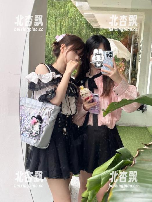 丽柜 - 左左与豹纹的完美邂逅，高清写真集展现独特魅力！.txt