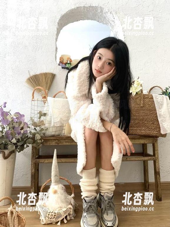 丽柜 - 观看蕊蕊海边写真：海风撩人，笑声不断，心情蹭蹭上涨！.txt