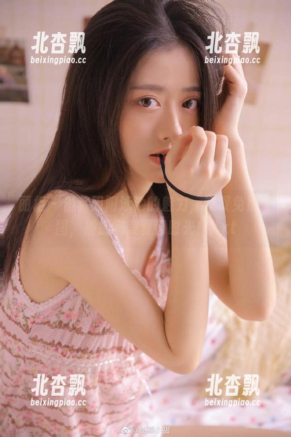 丽柜 - 借着阳阳泳池的魅力，获取免费套图，捕捉完美夏日时光！.txt