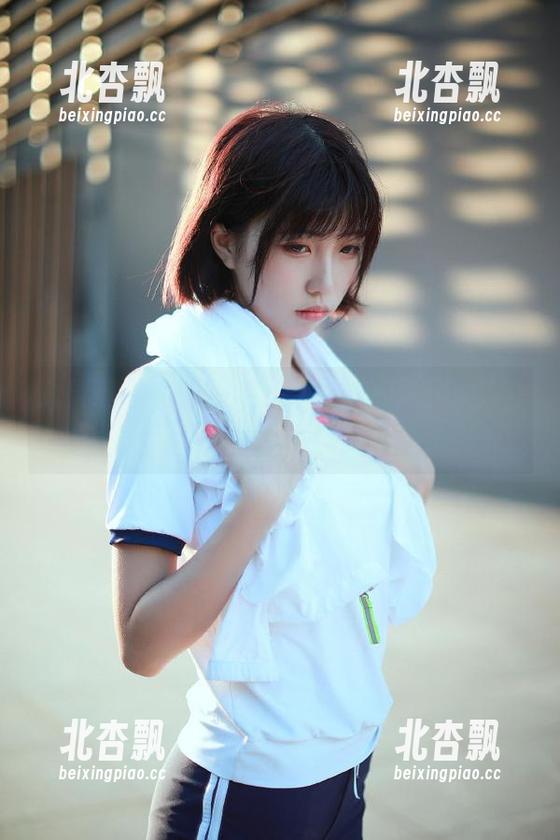 九柒喵 九柒喵白丝写真套图,带你体验不一样的视觉盛宴.txt