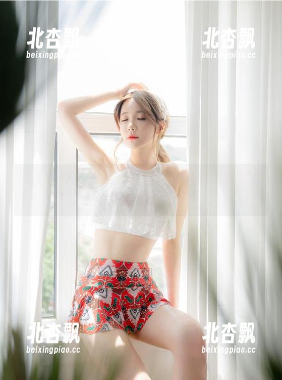 克拉女神 - 探秘杨暖白裙：高清图库里那些让人心动的优雅姿态！.txt
