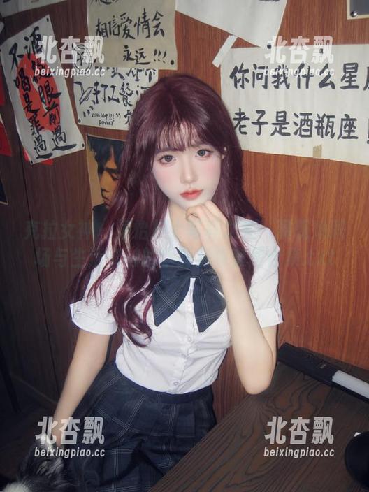 克拉女神 - 汤怡护士写真之美：展现她职场与生活交融的华丽影像套图合集.txt