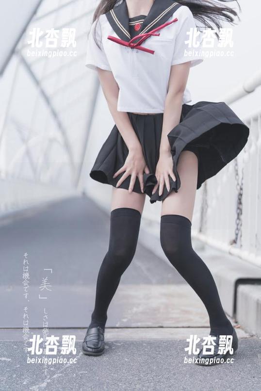 克拉女神 - 夏日海风与薇薇泳装：不可错过的美图资源，带你领略她的泳池派对！.txt