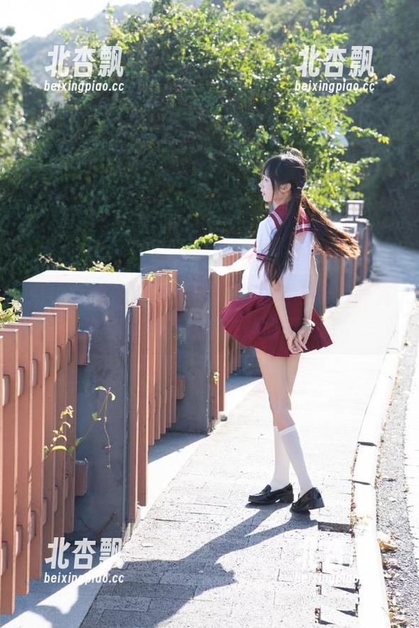 克拉女神 - 在海边留下的童趣与美，静宜的写真美图为你讲述故事.txt