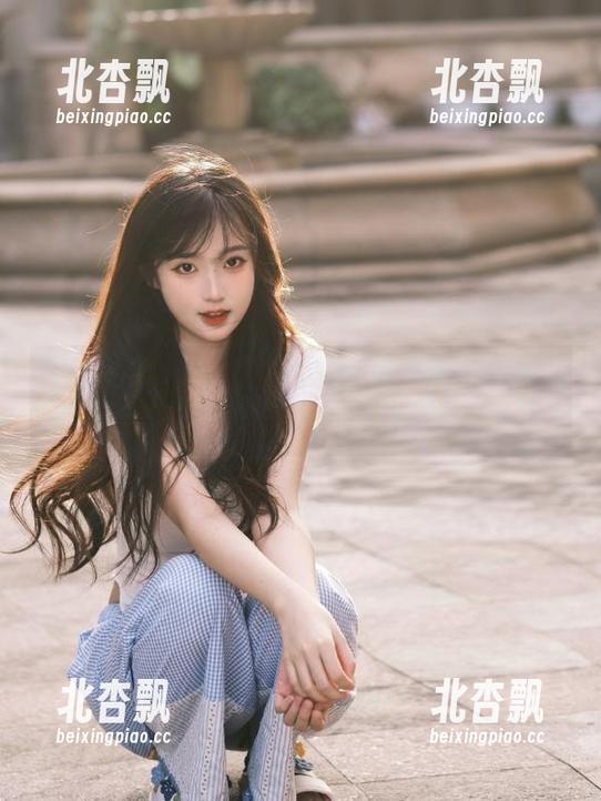 克拉女神 - 颖儿姐姐的创意写真：独特作品全集展现她多面的艺术魅力.txt