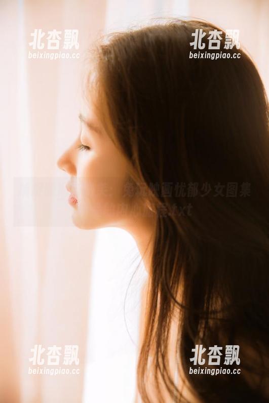 捕捉眼泪与微笑：兔玩映画忧郁少女图集作品的内心旅程.txt