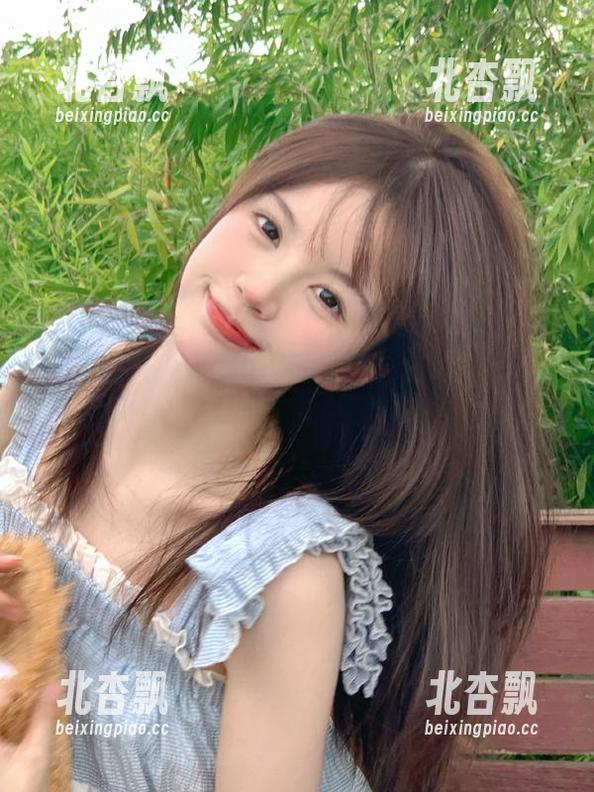 福利来袭！兔玩映画蓝椅子上的黑丝少女图集，释放你的视觉欲望.txt