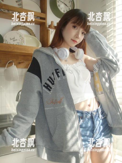 兔玩映画精美呈现：树荫下的制服烧酒写真图包，清新绽放你的视觉.txt