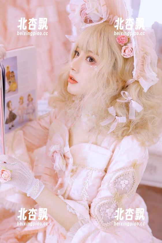 探索兔玩映画图库：白婚纱与初音未来写真背后的故事.txt