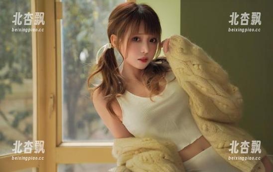 追随凛子酱的足迹，欣赏她唯美的紫阳花写真作品.txt