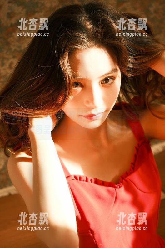 微密圈 - 制服与可馨juicy的完美邂逅，美图呈现出独特的清新写真.txt