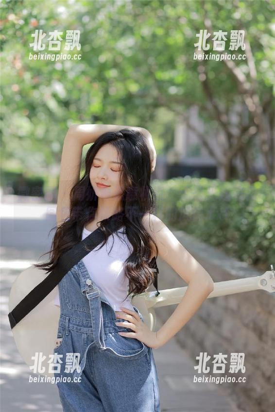 周妍希 微密圈 - 周妍希恣意妆点:无圣光连衣裙图包带你领略不一样的风情.txt