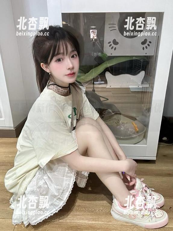 喵写真新作：尽享黑丝校服在球场上的优雅原图与套图.txt