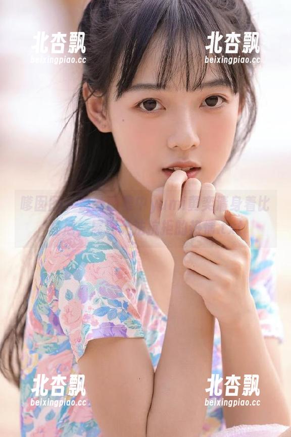 嗲囡囡 - 最新图集中yumi黄奕清身着比基尼，展现无法抗拒的热情.txt