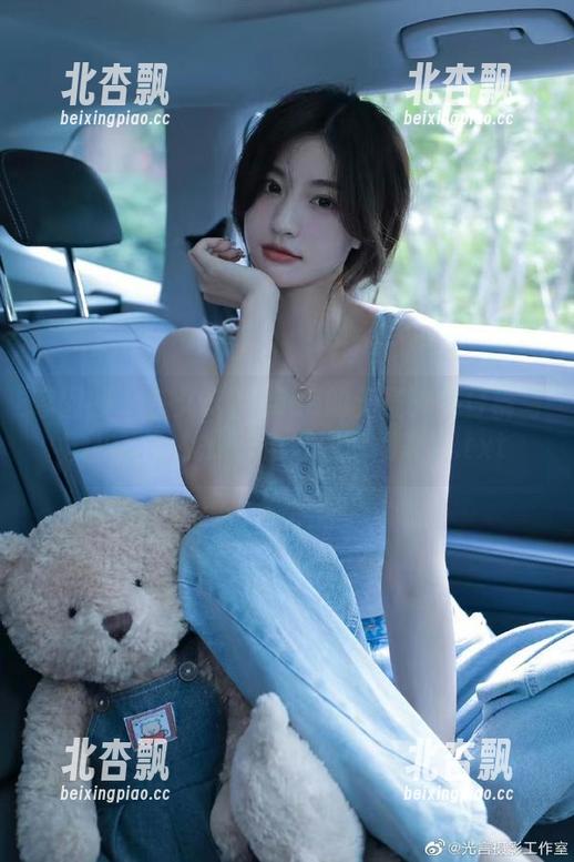 嗲囡囡 - 在久久Aimee的无圣光牛仔裤写真中，寻找属于自己的时尚态度.txt