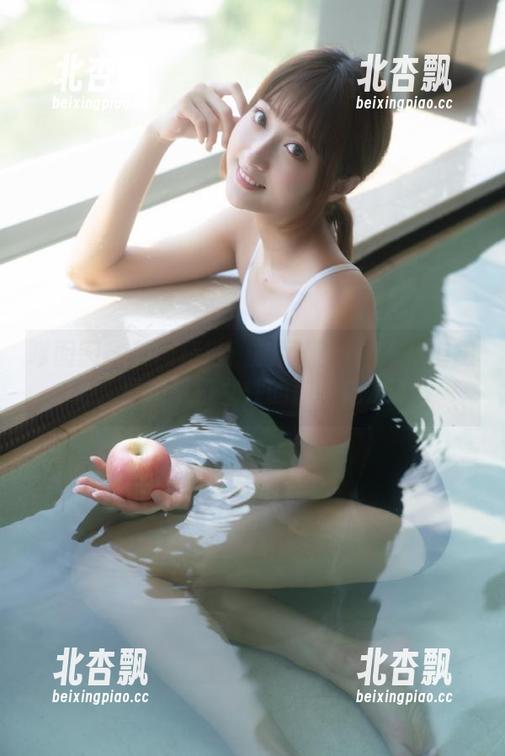 嗲囡囡 - 美图精选：施忆佳KITTY短裤摄影，展现夏日女性的独特魅力.txt