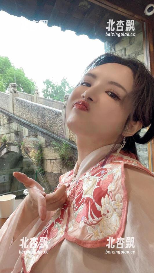 清凉一夏，夏小秋秋秋花园嬉水写真原图尽显自然之美.txt
