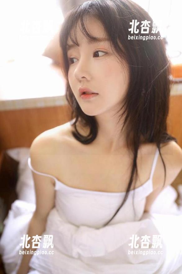 头条女神 - 捕捉刘瑾希睡衣的轻柔瞬间，摄影资源全新上线.txt