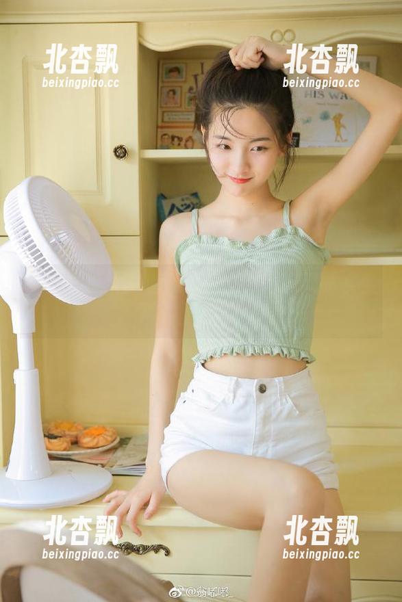 头条女神-周夕爱 头条女神 - 探索周夕爱:无圣光下的水手服美图之旅.txt