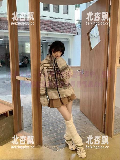 头条女神-小晴子 头条女神 - 从小晴子的私拍写真中,感受JK风格的独特魅力与青春气息.txt