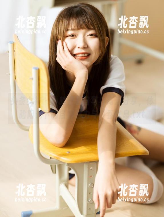 头条女神 - 小晴子夏日写真高清分享，体验阳光下的自然魅力与青春气息.txt