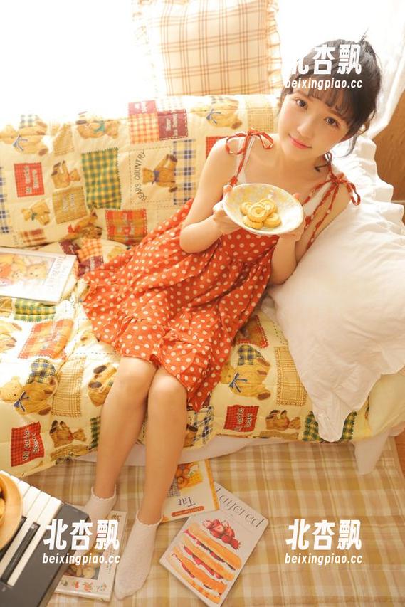 头条女神 - 从不同角度欣赏尹菲的清纯私房美女写真，图片记录她的魅力.txt