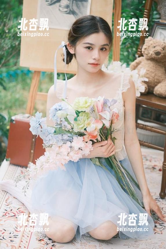 头条女神 - 在观看申美嫣的泳池作品时，不小心掉入幻想的海洋！.txt
