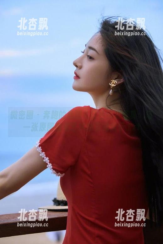 微密圈 - 奔跑的晶骡儿红色内衣写真：每一张原图都是艺术的灵魂展示.txt