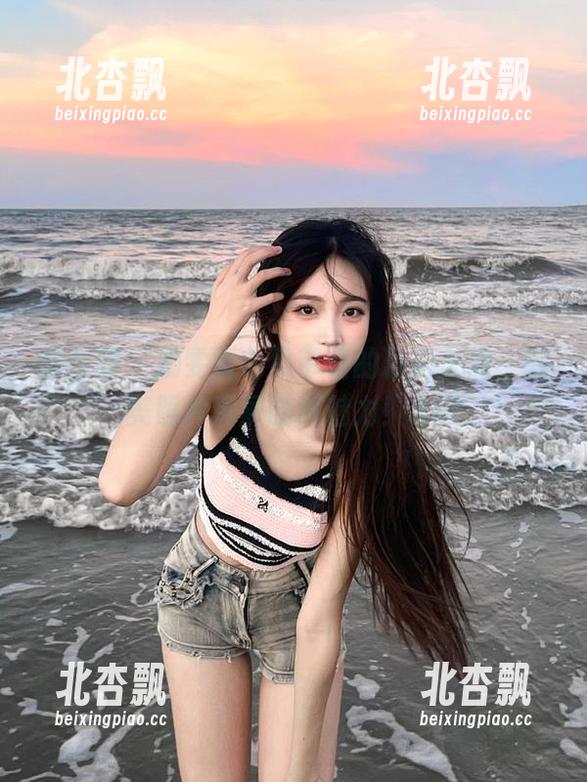 微密圈 - 奶雯银色吊带裙的精彩美图，完美照片尽展时尚魅力！.txt
