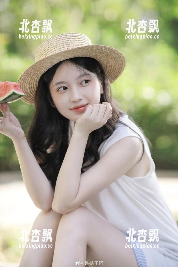 微密圈 - 妮是老虎最新写真资源，带你领略双马尾少女的魅力.txt