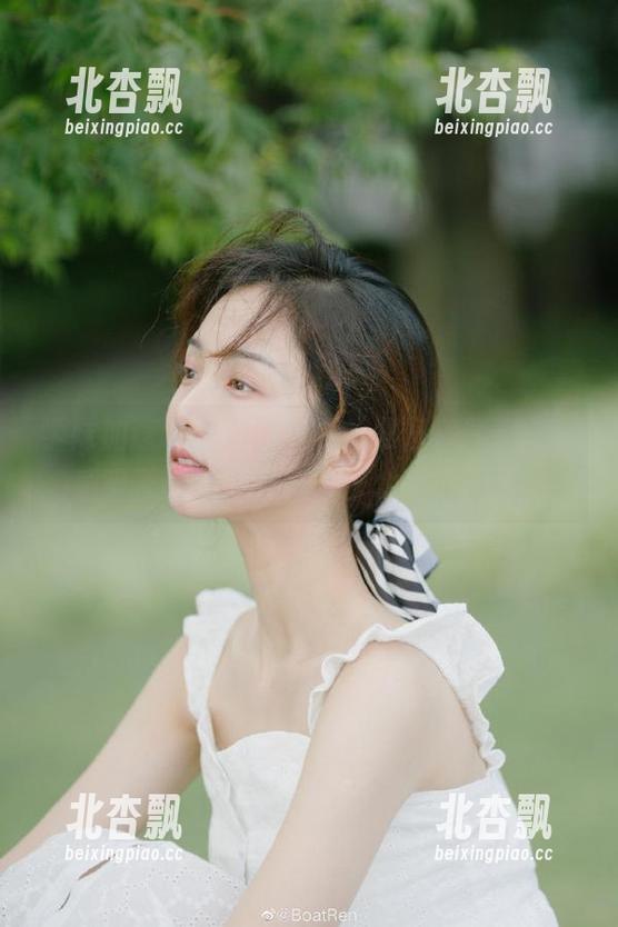 学妹加速跑 - 跟随九九的夏日美图作品，感受那种令人窒息的艺术魅力！.txt