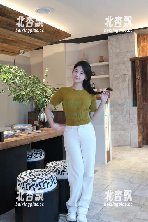 微密圈 - 宸大小姐的教室美图探秘：图集展现逆袭青春魅力的无限可能.txt