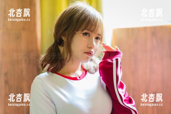套装之美：小仓千代w私拍写真带你领略时尚的全新视角.txt