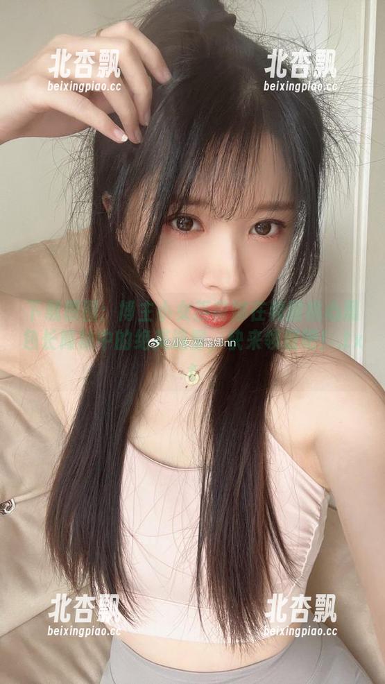 下载原图：博主小女巫露娜在和服桃心黑色长筒袜中的绝美造型，快来领取吧！.txt