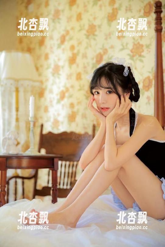 微密圈 - 女仆装下的小玉吃果冻：透过这组图片作品，看见她独特的优雅与迷人之处.txt