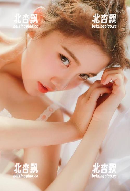 微密圈 - 小玉吃果冻的黑丝写真作品：除了美，更多的是一种无奈的自嘲与释然。.txt