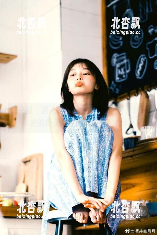 微密圈 - 迷人的小玉吃果冻与浴缸，分享她的绝美写真作品之旅！.txt