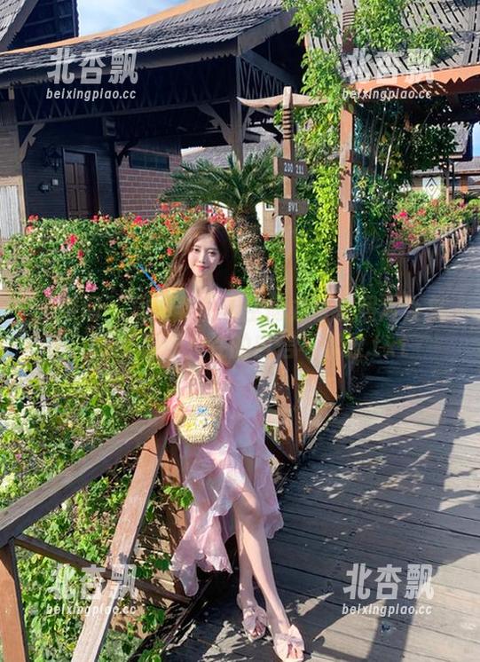 尤果网 - 周妍希私人空间办公室照片合集：感受职场女性的自信与优雅.txt