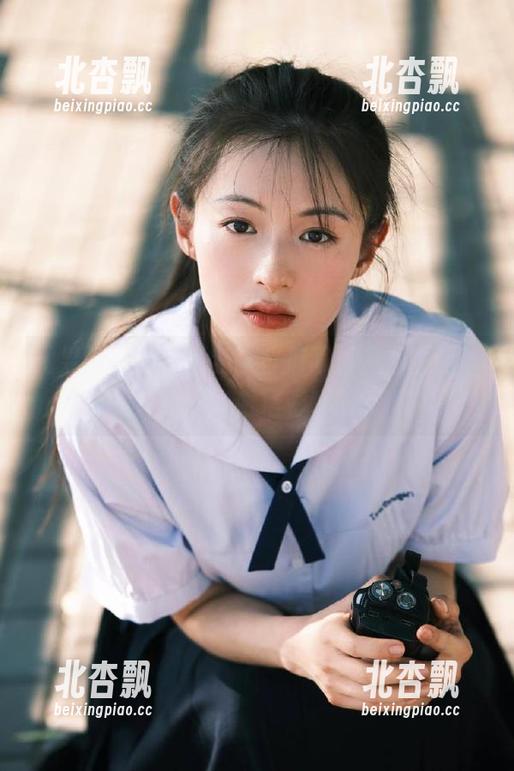 尤果网 - 朱赢全新牛仔裤写真原图更新，时尚达人必看精彩瞬间.txt