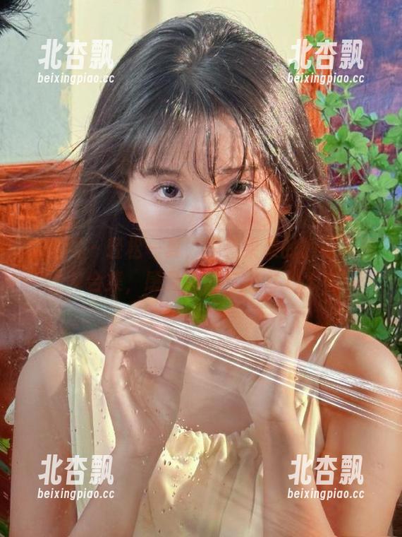 尤果网 - 轻松一夏，观看果果的短裤写真合集，感受活力与魅力.txt
