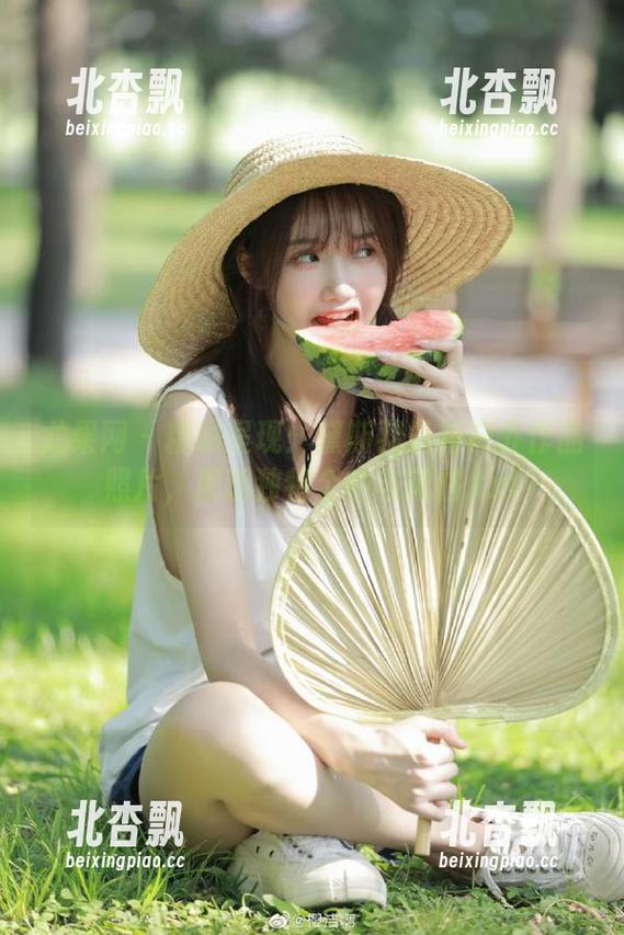 尤果网 - 精彩呈现：黛斯羽最新户外作品照片，展现独特个性与风格.txt