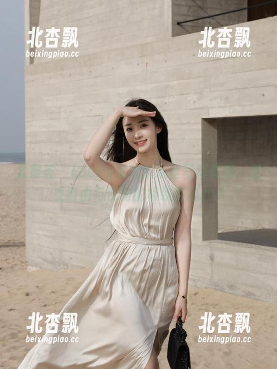 尤蜜荟 - Lucky沈欢欣灰丝写真图册：感受自由与优雅的极致碰撞.txt