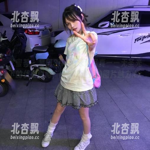 尤蜜荟 - 易阳Silvia泳池写真——无圣光下的优雅瞬间，绽放出迷人的图片魅力.txt