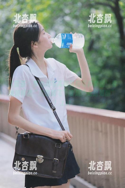 尤蜜荟 - 梦心月与高跟鞋的写真套图：看她如何把“走路如飞”变成“走路如翻”！.txt
