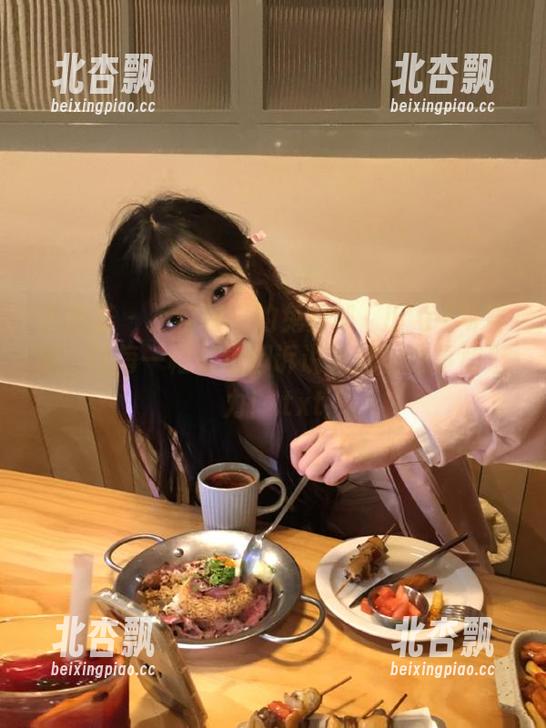 尤蜜荟 - 不容错过的兔女郎玥儿玥er写真集，让每一幅壁纸都诉说着她的故事和魅力！.txt