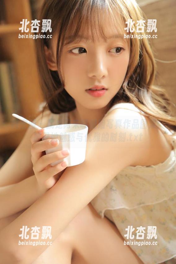 微密圈 - 就是阿朱啊姐姐写真作品图集：展现她魅惑与优雅的时刻.txt