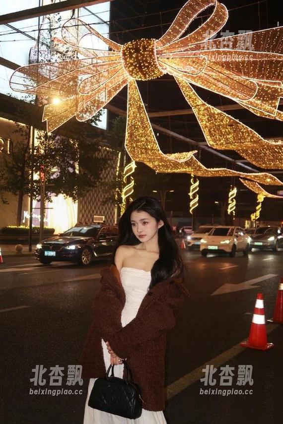 屿鱼yukako的女仆写真，带给你唯美照片的极致视觉盛宴.txt